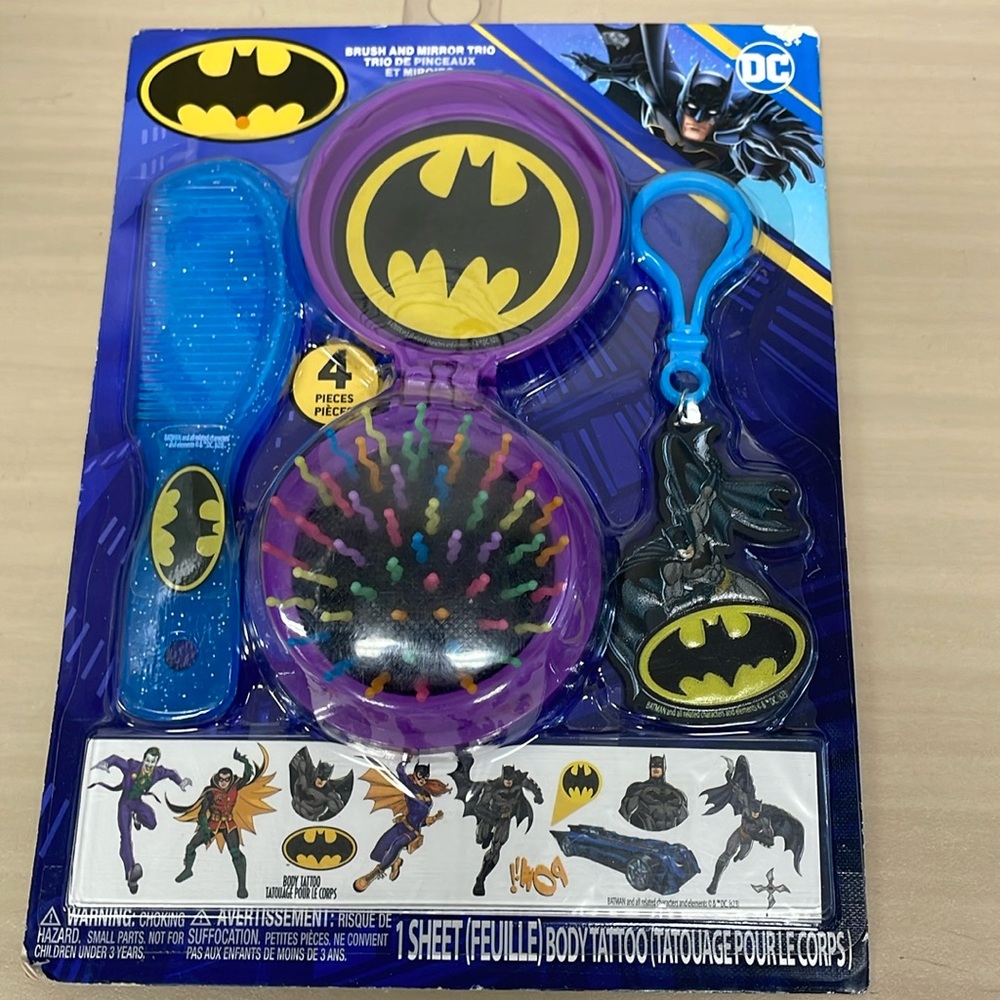 Batman Gift Set Hairbrush Comb Mirror Boy Girl Childrens Holiday Bath & Body New